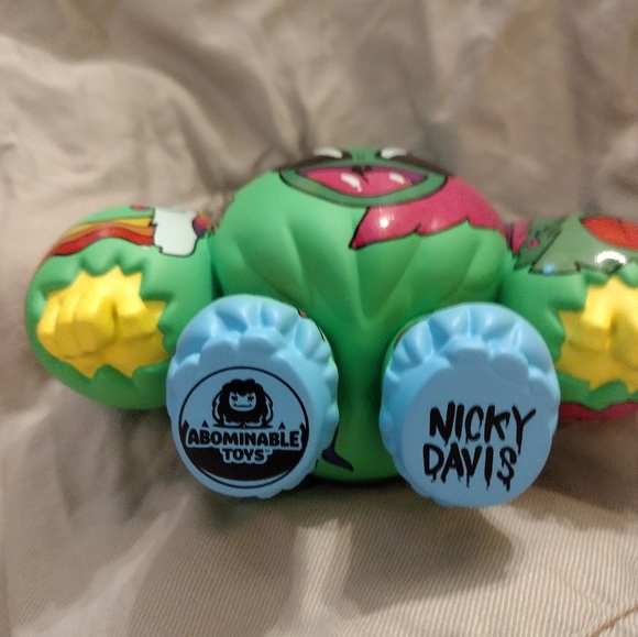 🔥Abominable Toys Chomp Vinyl Figure By Nicky Davis, New York Comic Con - Picture 4 of 5